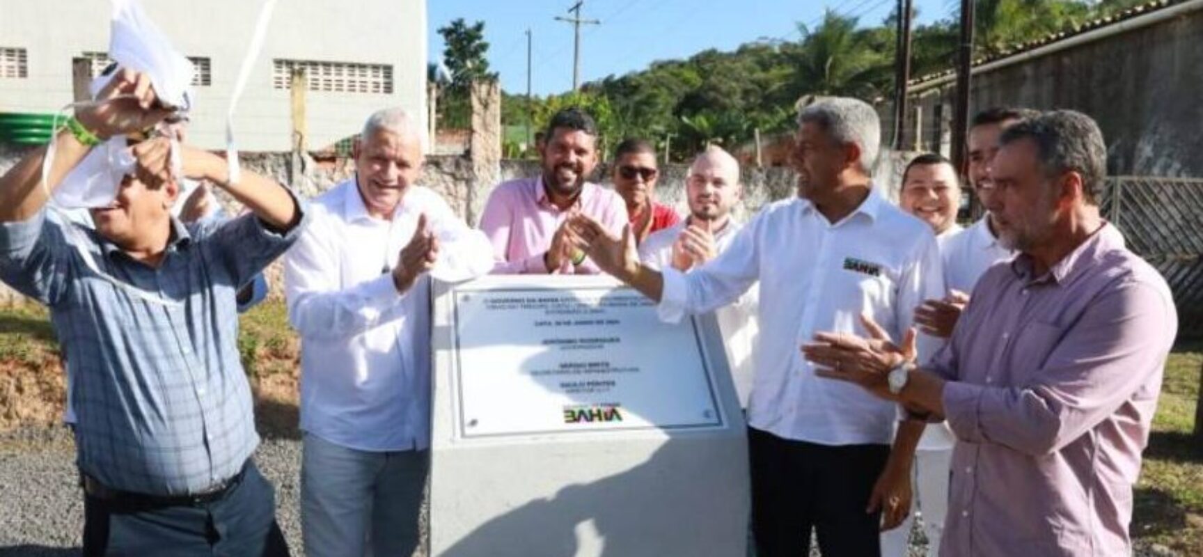 Estado entrega obras de contenções de encostas em Catu e assina ordens de serviço em saúde, esporte e para abastecimento de água