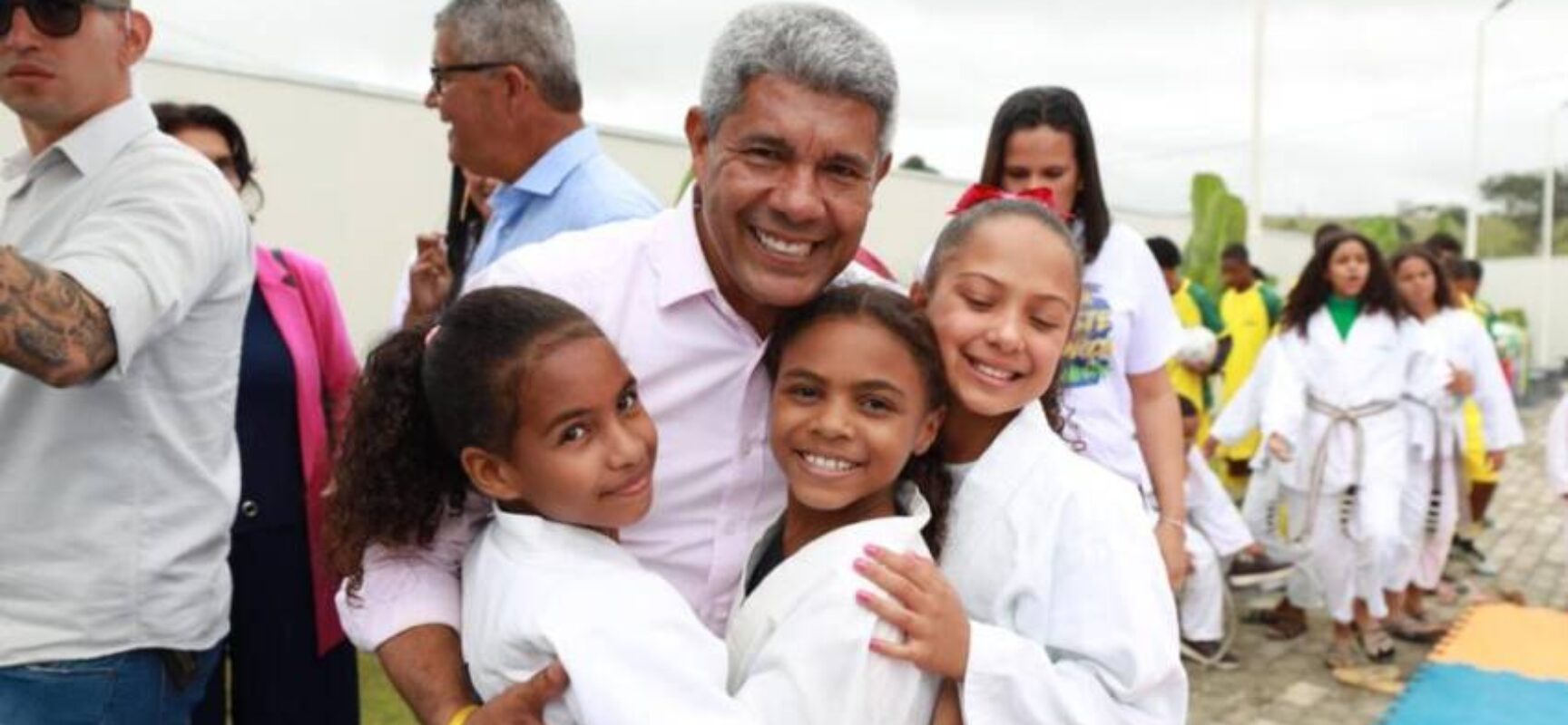 Em Lajedinho, governador entrega obras e visita memorial às vítimas do desastre natural de 2013