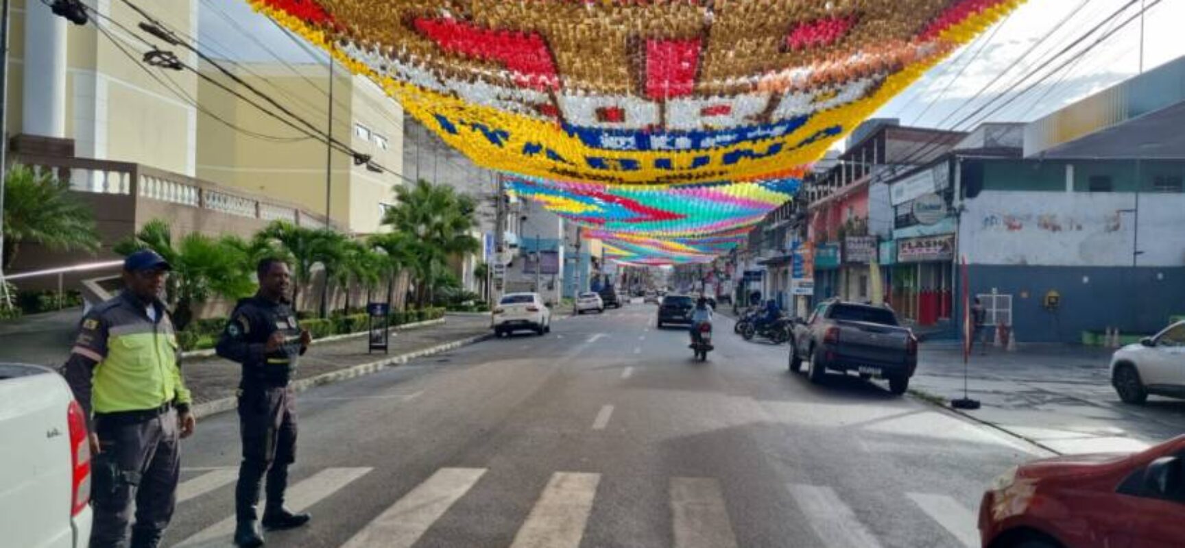 Itabuna entra no clima junino com decoração das ruas em homenagem Kocó e Vila do Forró