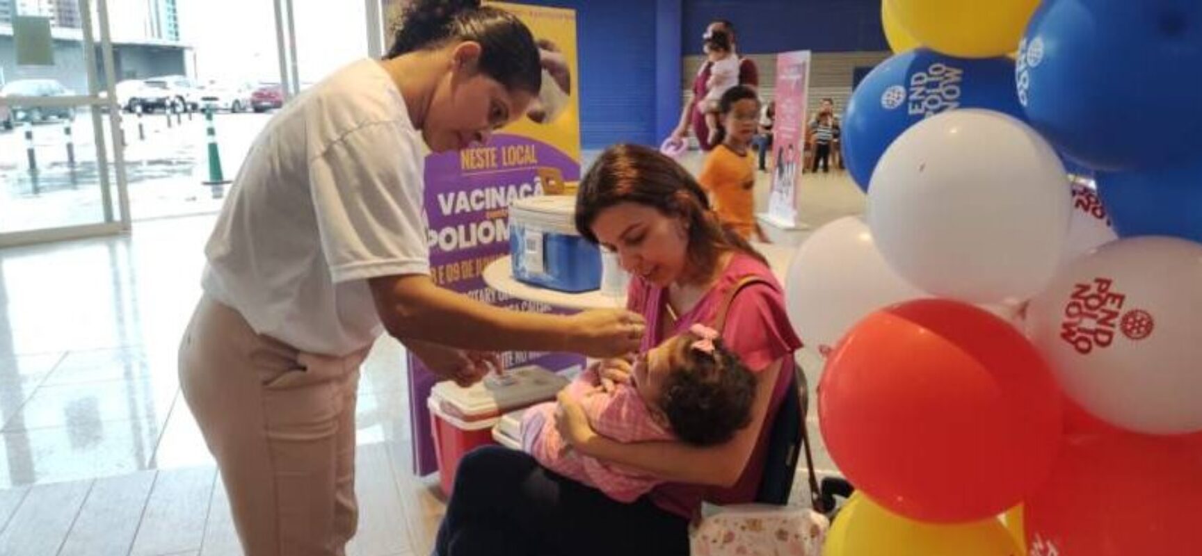 Mais de 200 crianças foram vacinadas contra a Poliomielite durante ação especial no shopping em Itabuna