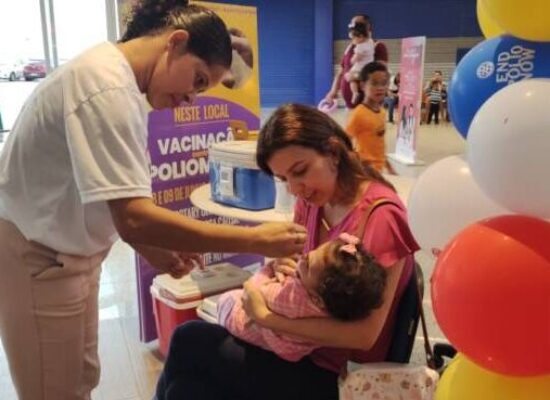 Mais de 200 crianças foram vacinadas contra a Poliomielite durante ação especial no shopping em Itabuna