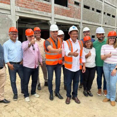 Prefeito Augusto Castro e presidente da FASI vistoriam obras de ampliação do Hospital de Base