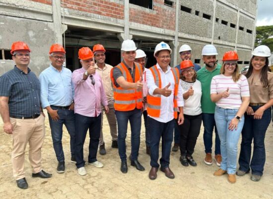 Prefeito Augusto Castro e presidente da FASI vistoriam obras de ampliação do Hospital de Base