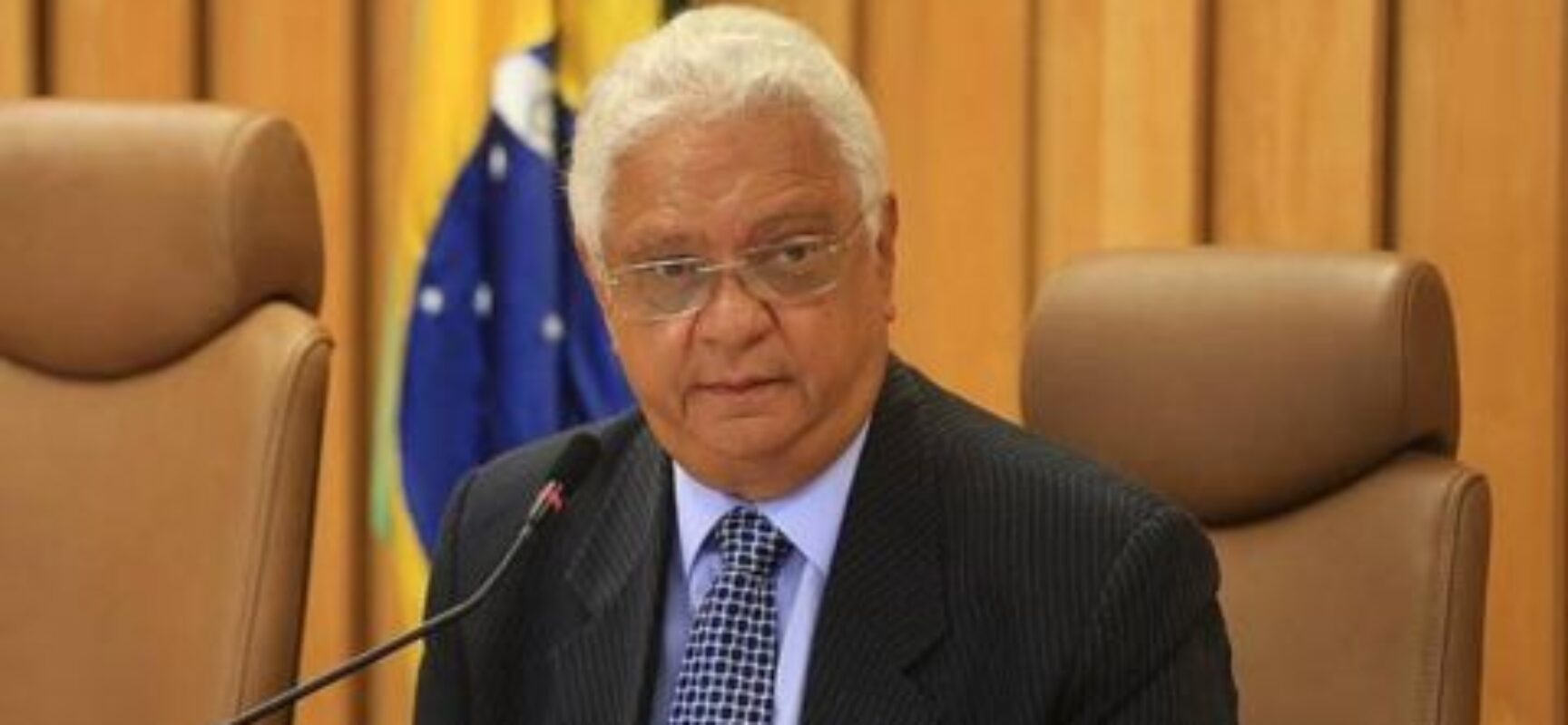 Ministro do TST condecora Desembargador baiano