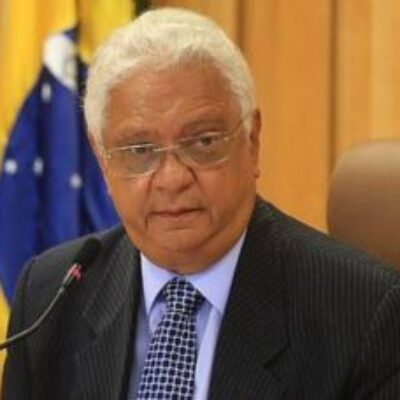 Ministro do TST condecora Desembargador baiano