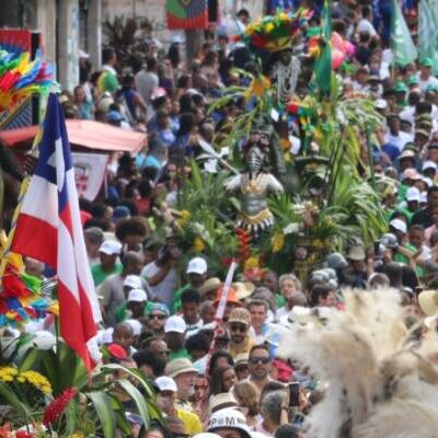 Turistas participam do cortejo e aprendem sobre a história do 2 de Julho