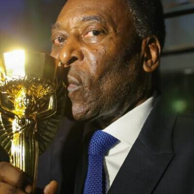 Lula sanciona lei que institui Dia do Rei Pelé na data em que marca milésimo gol do jogador