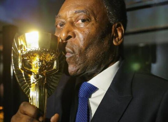 Lula sanciona lei que institui Dia do Rei Pelé na data em que marca milésimo gol do jogador