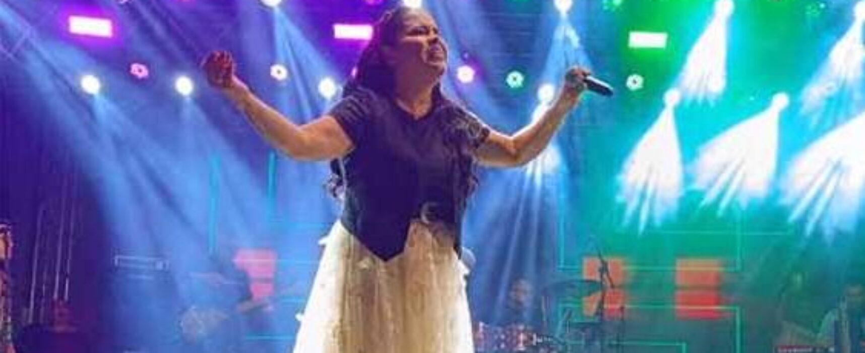 Cassiane atrai uma grande multidão de fiéis no último dia de Viva Ilhéus 490 Anos