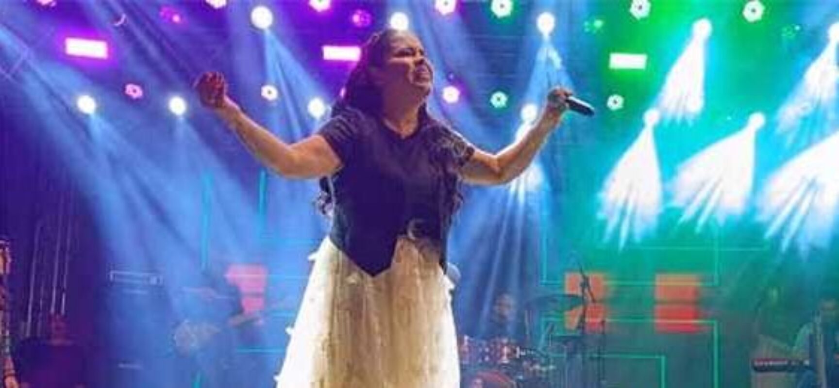 Cassiane atrai uma grande multidão de fiéis no último dia de Viva Ilhéus 490 Anos