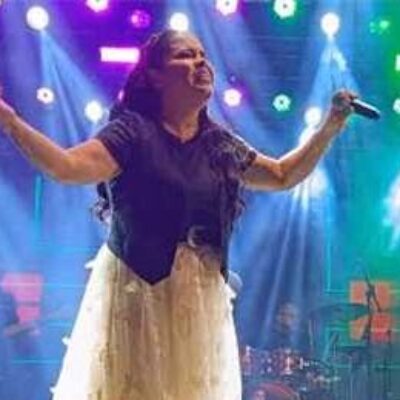 Cassiane atrai uma grande multidão de fiéis no último dia de Viva Ilhéus 490 Anos