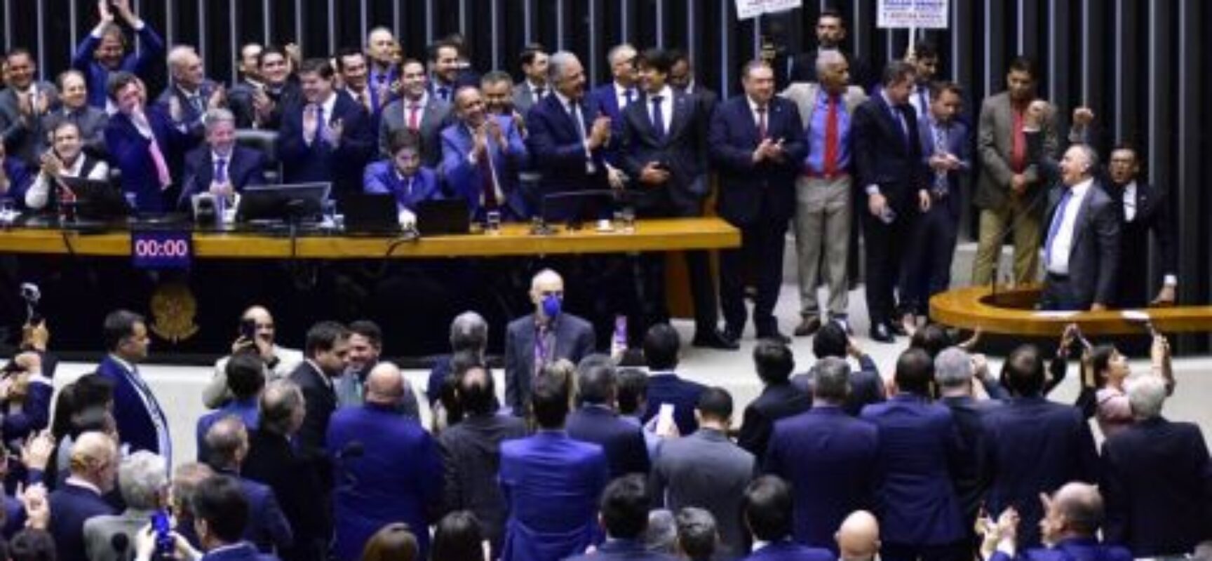 Anistia que livra siglas de multas de até R$ 23 bilhões passa na Câmara