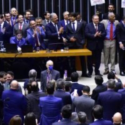 Anistia que livra siglas de multas de até R$ 23 bilhões passa na Câmara