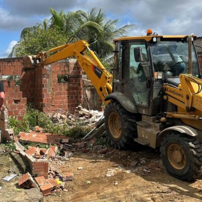 Prefeitura de Itabuna faz a demolição de barracos e casebres de famílias contempladas com unidades habitacionais