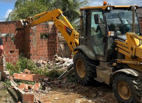 Prefeitura de Itabuna faz a demolição de barracos e casebres de famílias contempladas com unidades habitacionais
