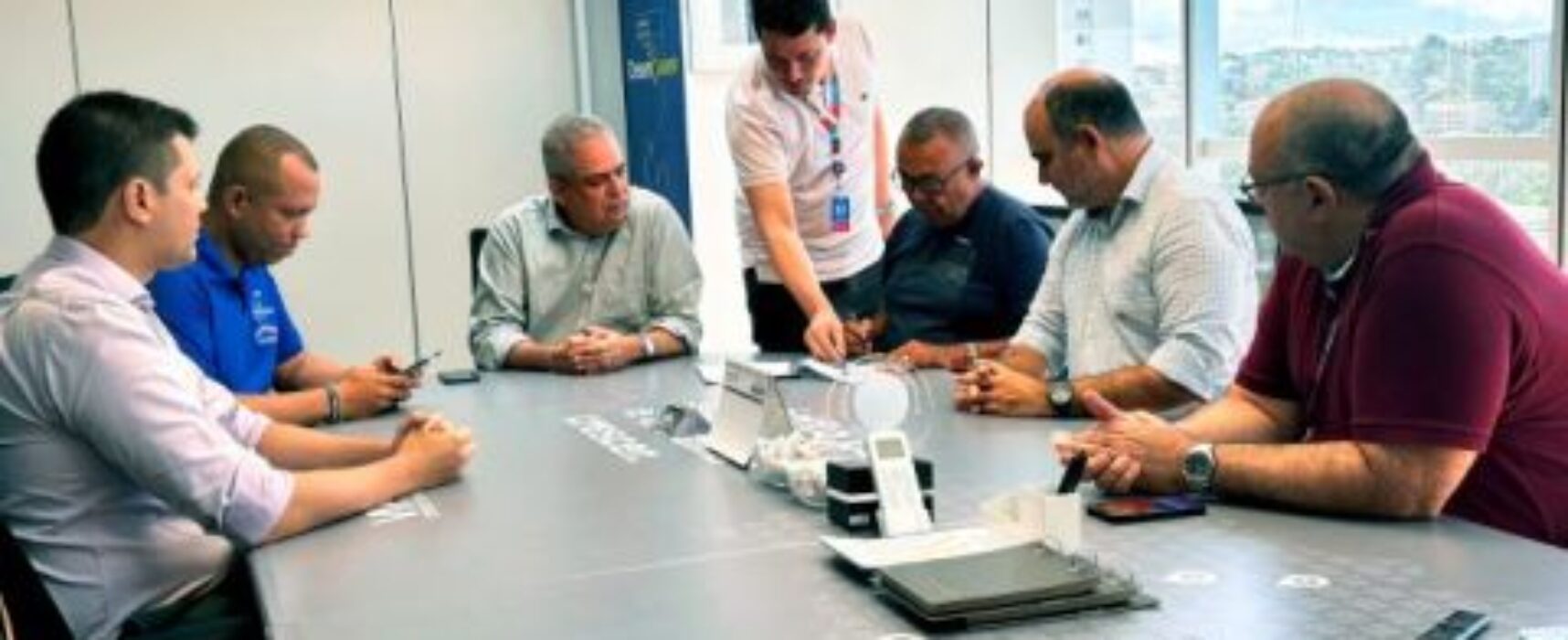 Desenbahia assina 1º contrato de financiamento de carro elétrico para taxistas