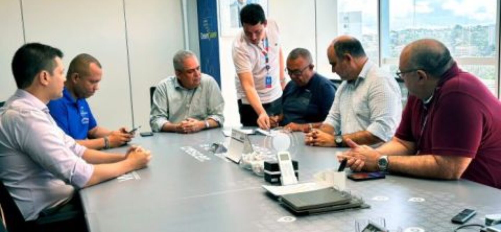 Desenbahia assina 1º contrato de financiamento de carro elétrico para taxistas