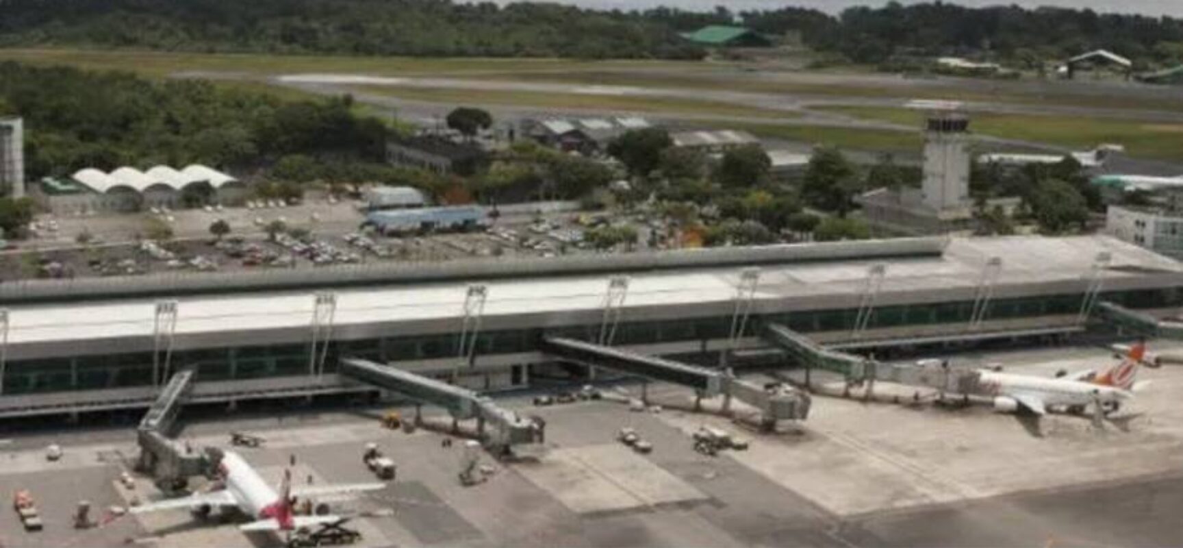 Voo internacional desvia destino após passageiro bater na esposa e ameaçar tripulação