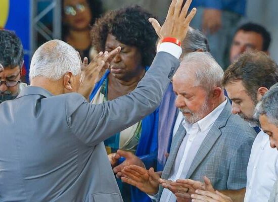 PT lança cartilha para orientar candidatos em diálogo com evangélicos: “Evitar exageros ao falar em Deus”