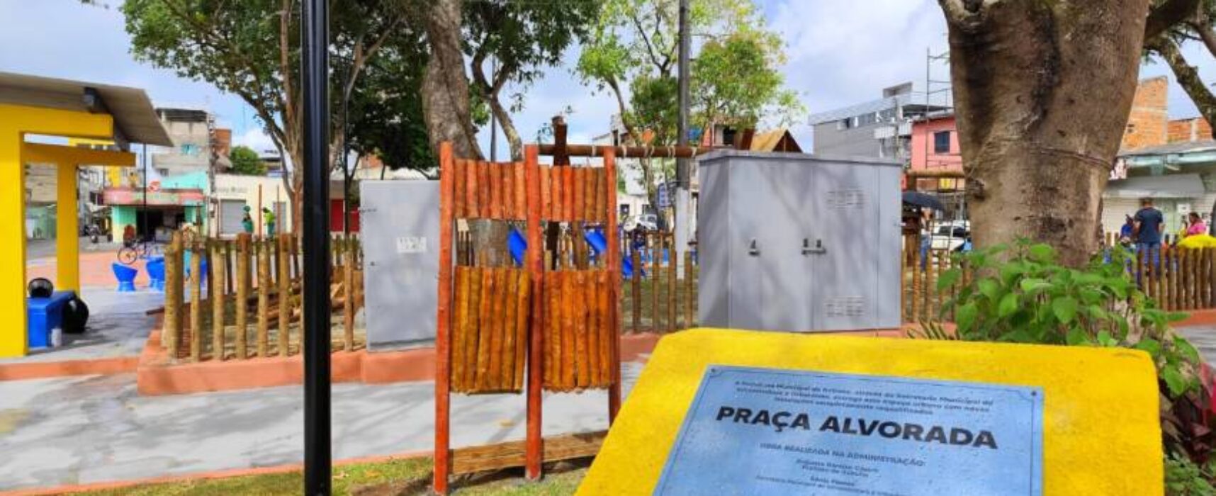 Comerciantes e moradores do Sarinha Alcântara celebram a reforma da Praça Alvorada