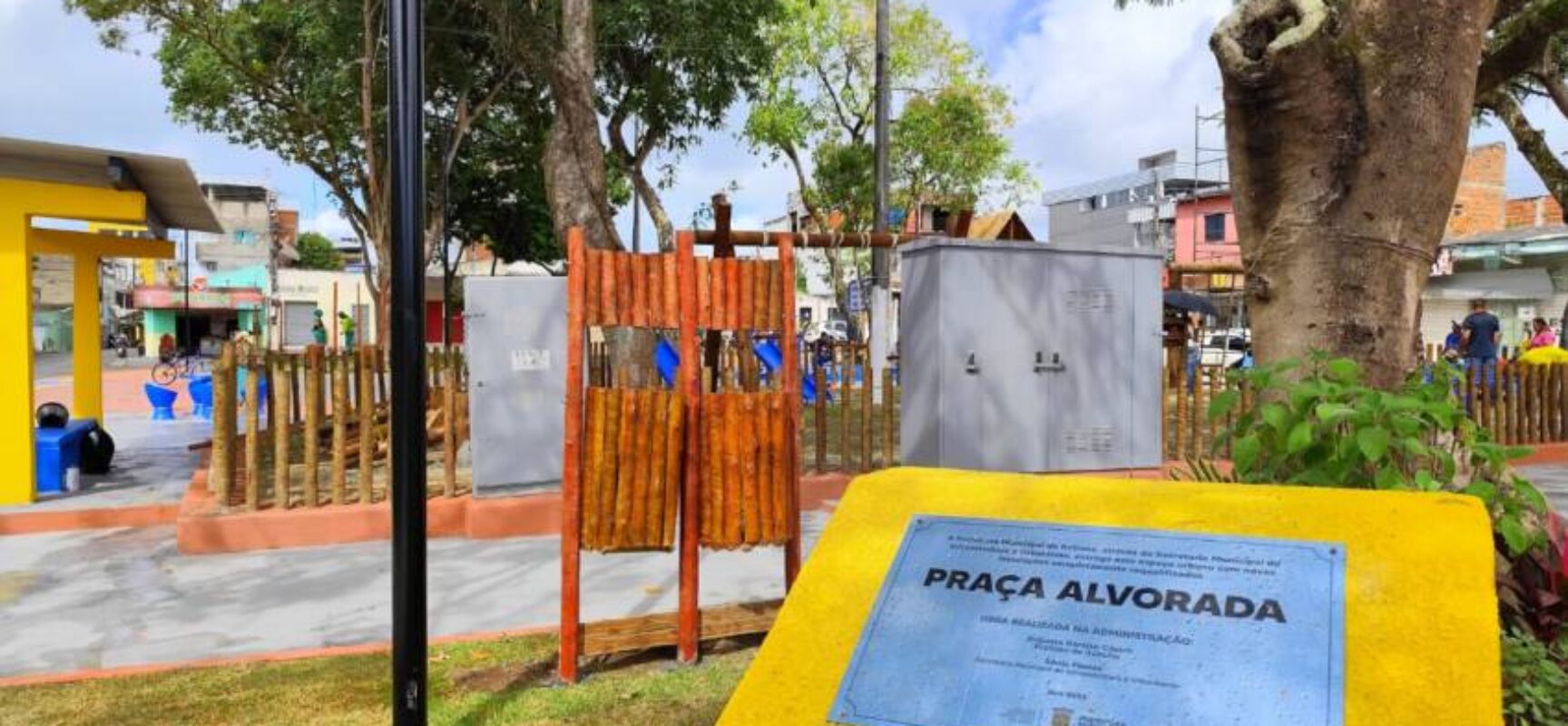 Comerciantes e moradores do Sarinha Alcântara celebram a reforma da Praça Alvorada