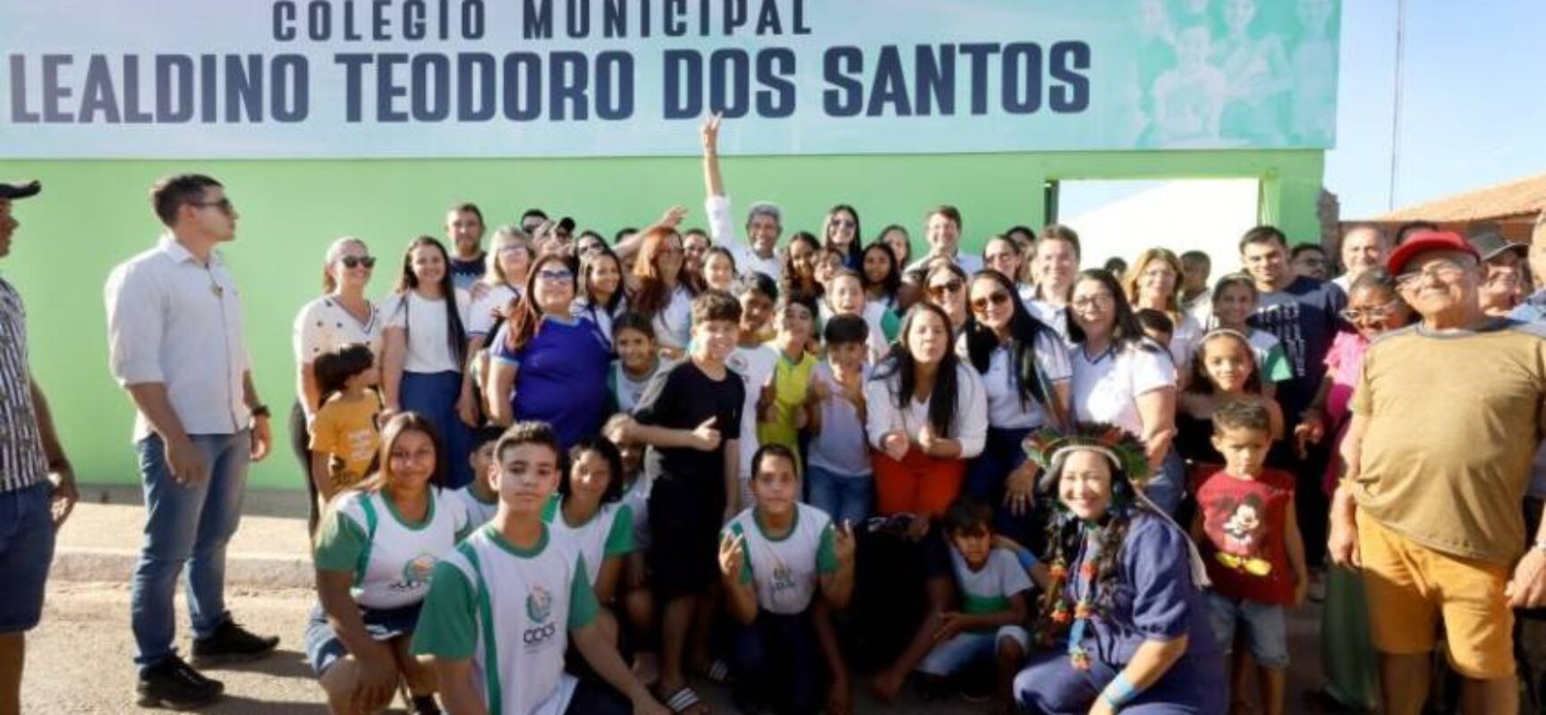 Moradores de Cocos recebem pacote de obras do governo do estado em educação, mobilidade, saúde e abastecimento
