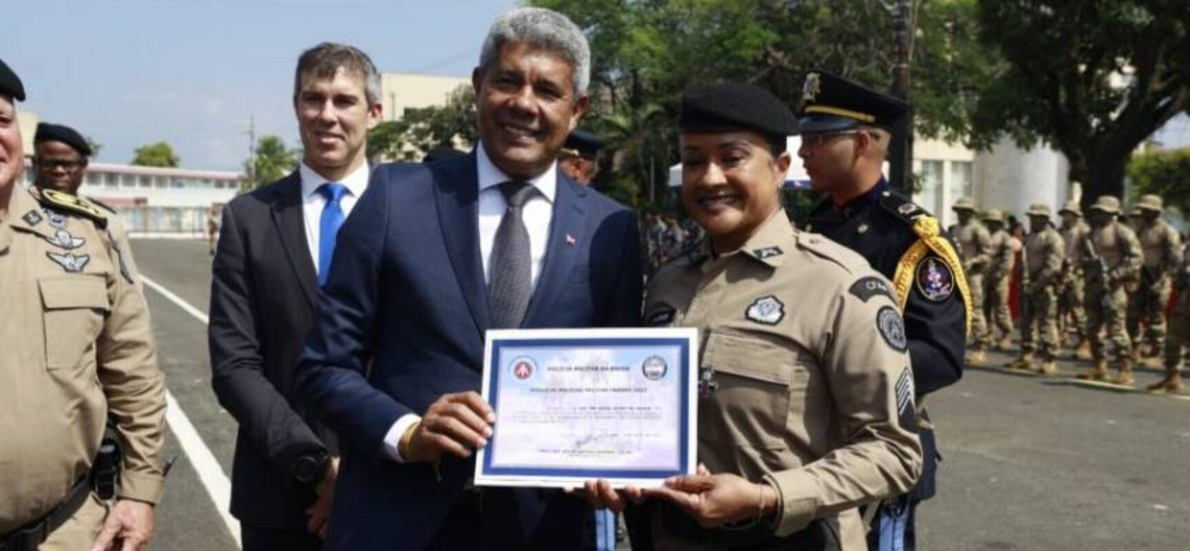 Polícia Militar da Bahia condecora 210 policiais por bravura e dedicação