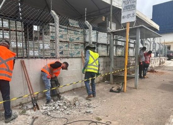 Prefeitura de Ilhéus inicia a instalação e requalificação de pontos de ônibus para garantir conforto e segurança à população