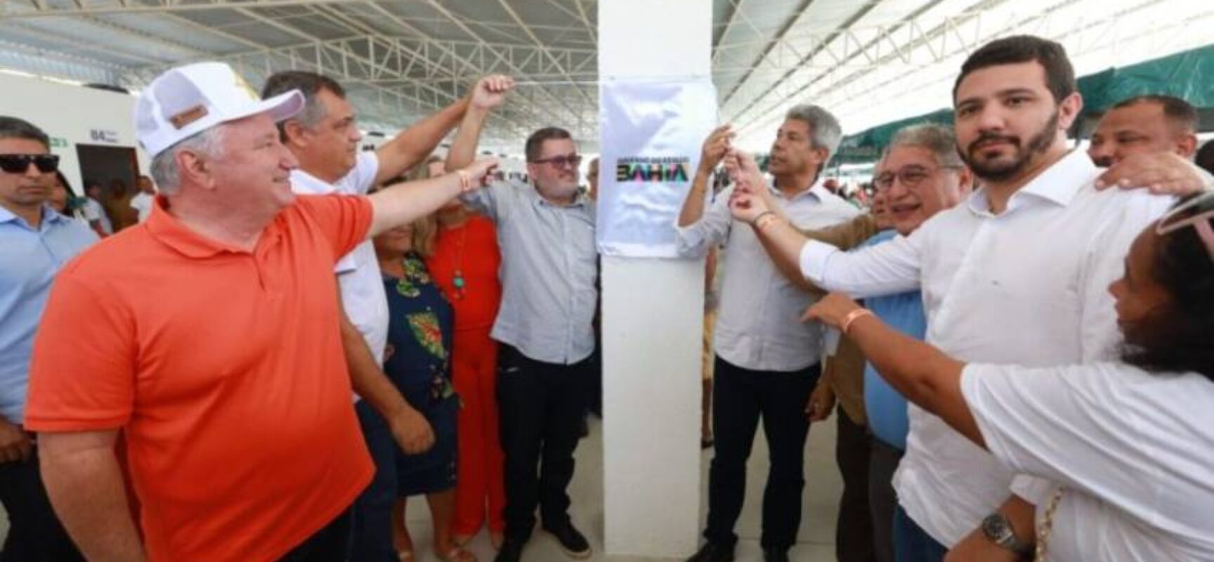 Jerônimo realiza entregas e autoriza novas obras em Itapebi