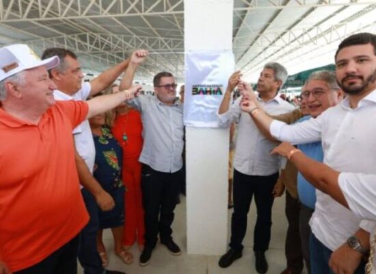 Jerônimo realiza entregas e autoriza novas obras em Itapebi