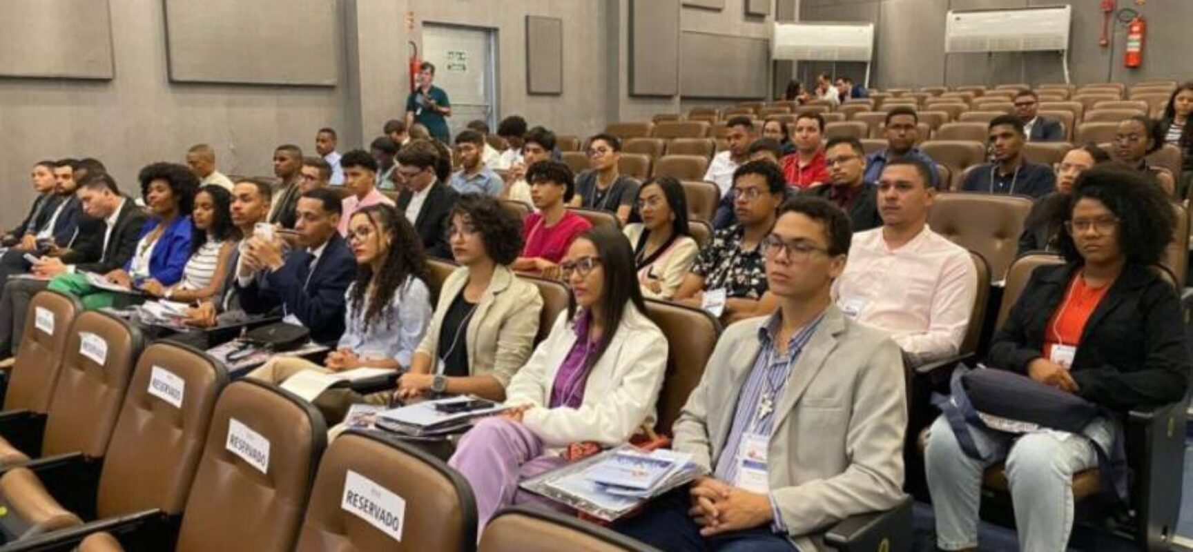 Estudantes universitários assumem papel de jovens deputados na ALBA