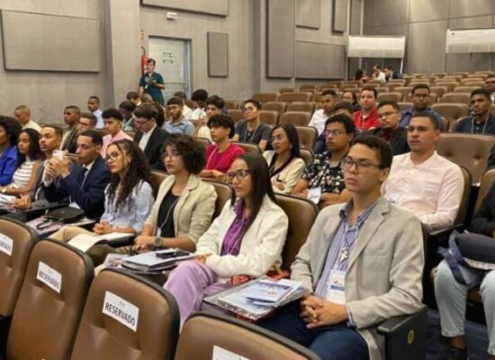 Estudantes universitários assumem papel de jovens deputados na ALBA