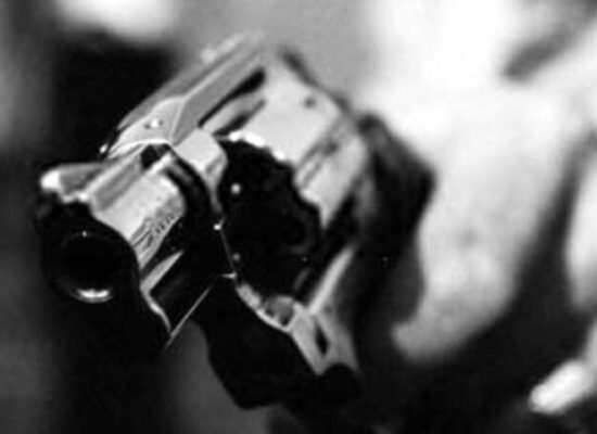 Assaltantes de ônibus são presos pela PM no centro de Salvador Assaltantes de ônibus são presos pela PM no centro de Salvador