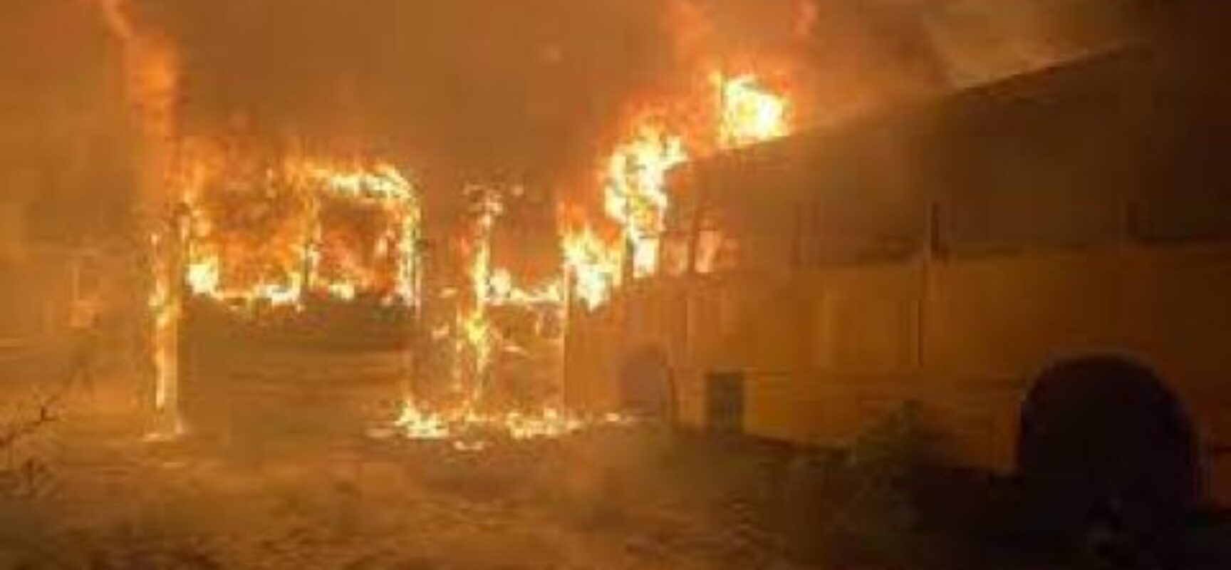 Amigos fumam maconha dentro de ônibus e causa incêndio em três veículos