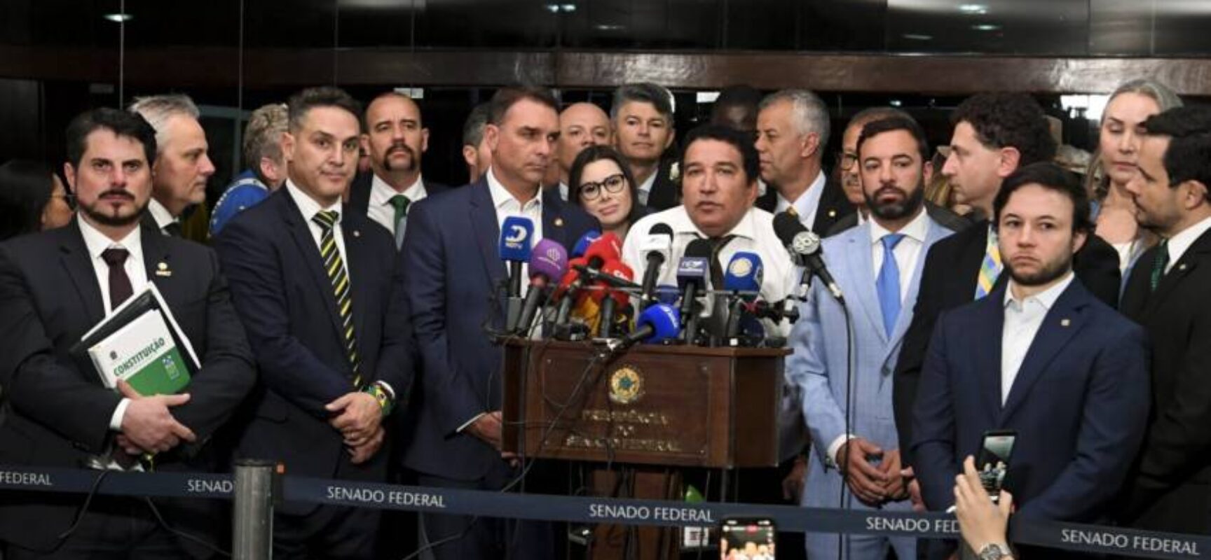 Oposição entrega a Pacheco pedido de impeachment contra Alexandre de Moraes