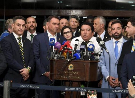 Oposição entrega a Pacheco pedido de impeachment contra Alexandre de Moraes