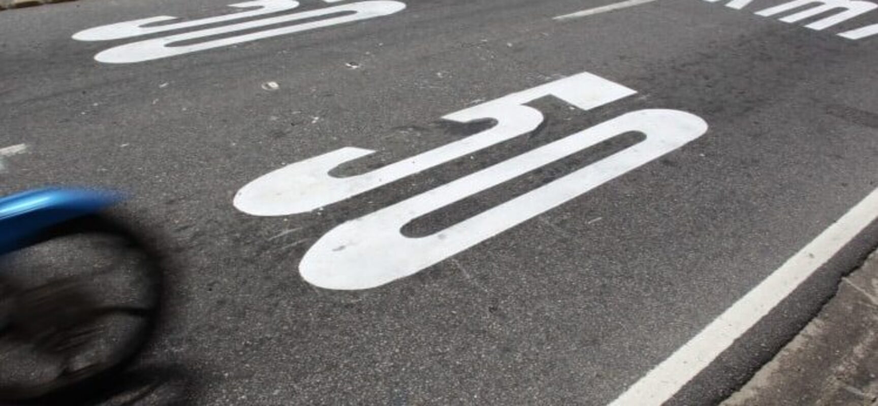 EDERJÚNIOR COBRA INSTALAÇÃO DE EQUIPAMENTO VIÁRIO PARA REDUÇÃO DE VELOCIDADE NO JARDIM SAVÓIA