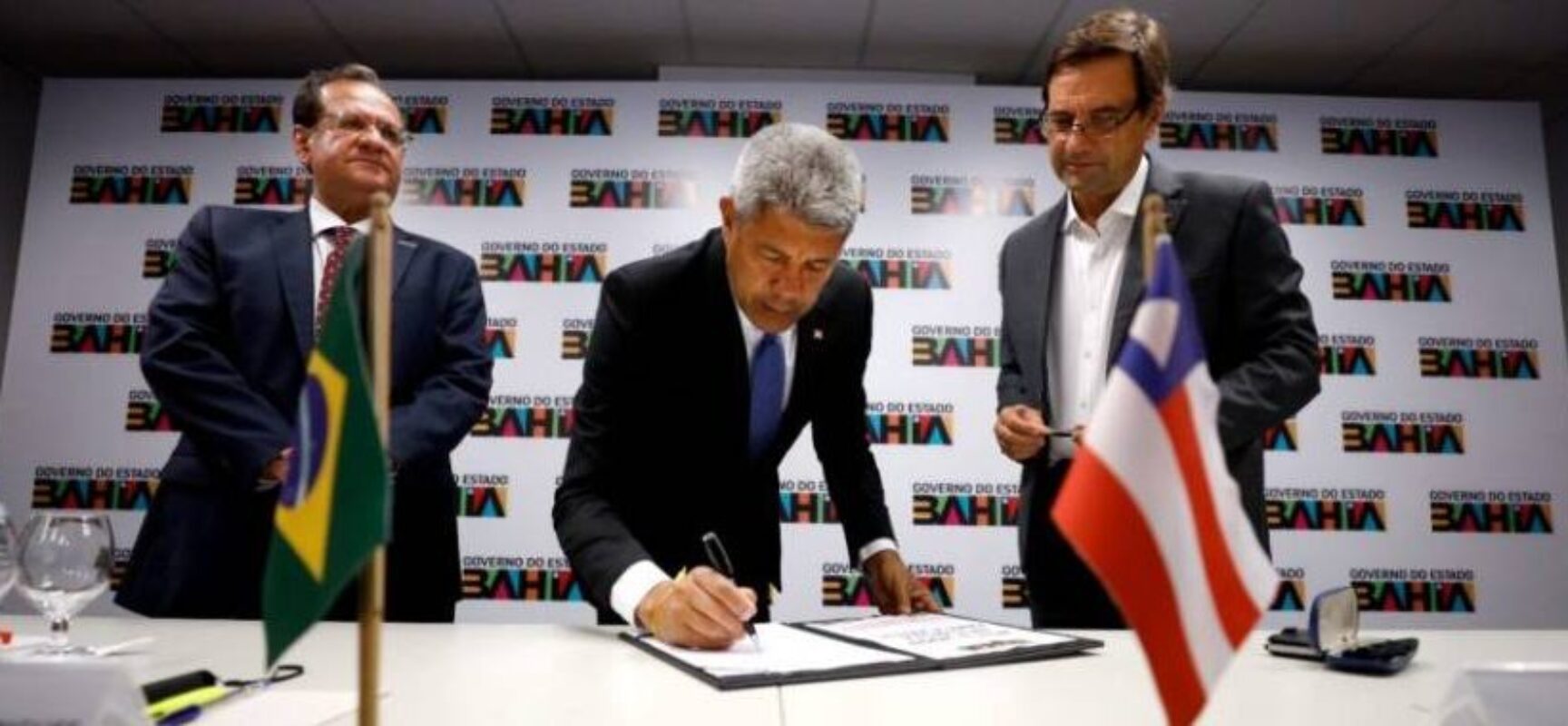 Estado assina protocolo de intenções para voos diretos entre Porto e Salvador