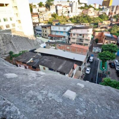 Governo do Estado entrega contenção de encosta e autoriza novas obras em Salvador