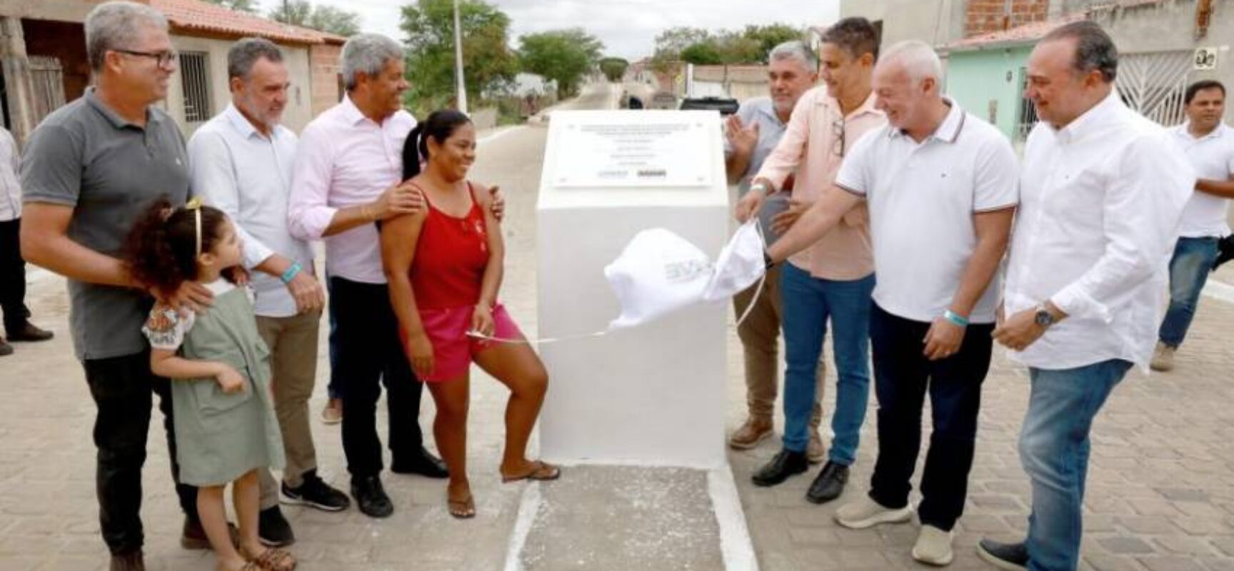 Entrega de pavimentações na sede e zona rural garante mais qualidade de vida para a população de Várzea do Poço