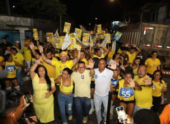 Ilhéus: Bento Lima e Missionária Kátia arrastam multidão durante caminhada nas ruas da Avenida Esperança