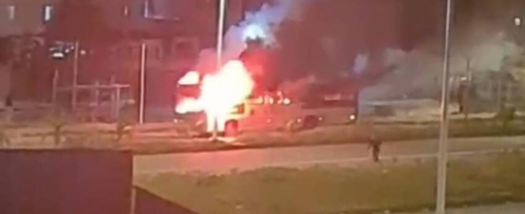 Ônibus é incendiado e bandidos trocam tiros no meio da Avenida Gal Costa em Salvador
