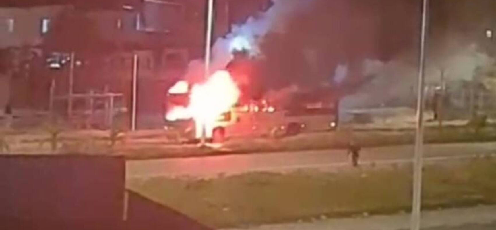 Ônibus é incendiado e bandidos trocam tiros no meio da Avenida Gal Costa em Salvador