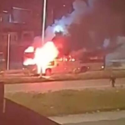 Ônibus é incendiado e bandidos trocam tiros no meio da Avenida Gal Costa em Salvador