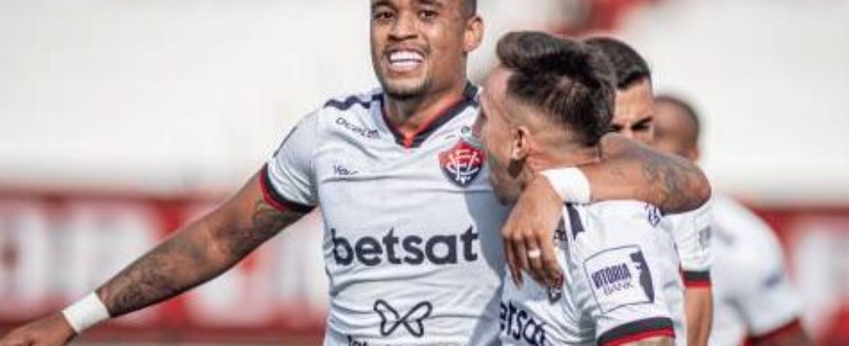 Vitória vence o Atlético-GO em luta direta contra o rebaixamento no Brasileiro