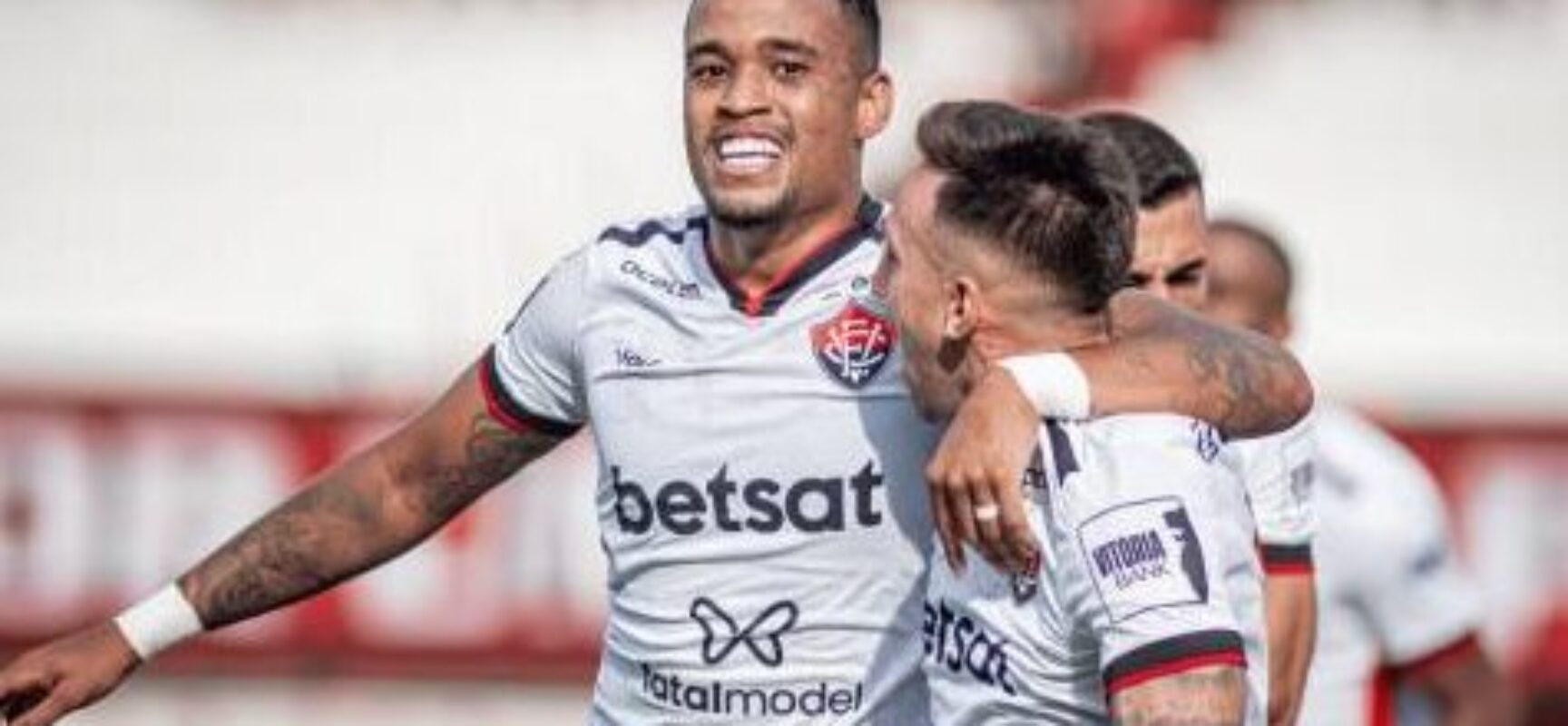 Vitória vence o Atlético-GO em luta direta contra o rebaixamento no Brasileiro