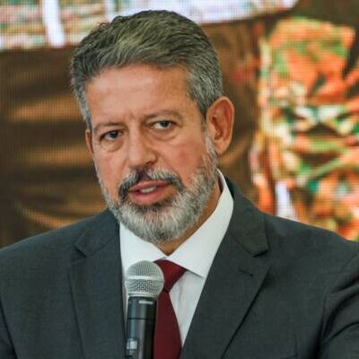 Lira tem apoio de Bolsonaro e do PT ao incluir anistia em acordo de sucessão na Câmara