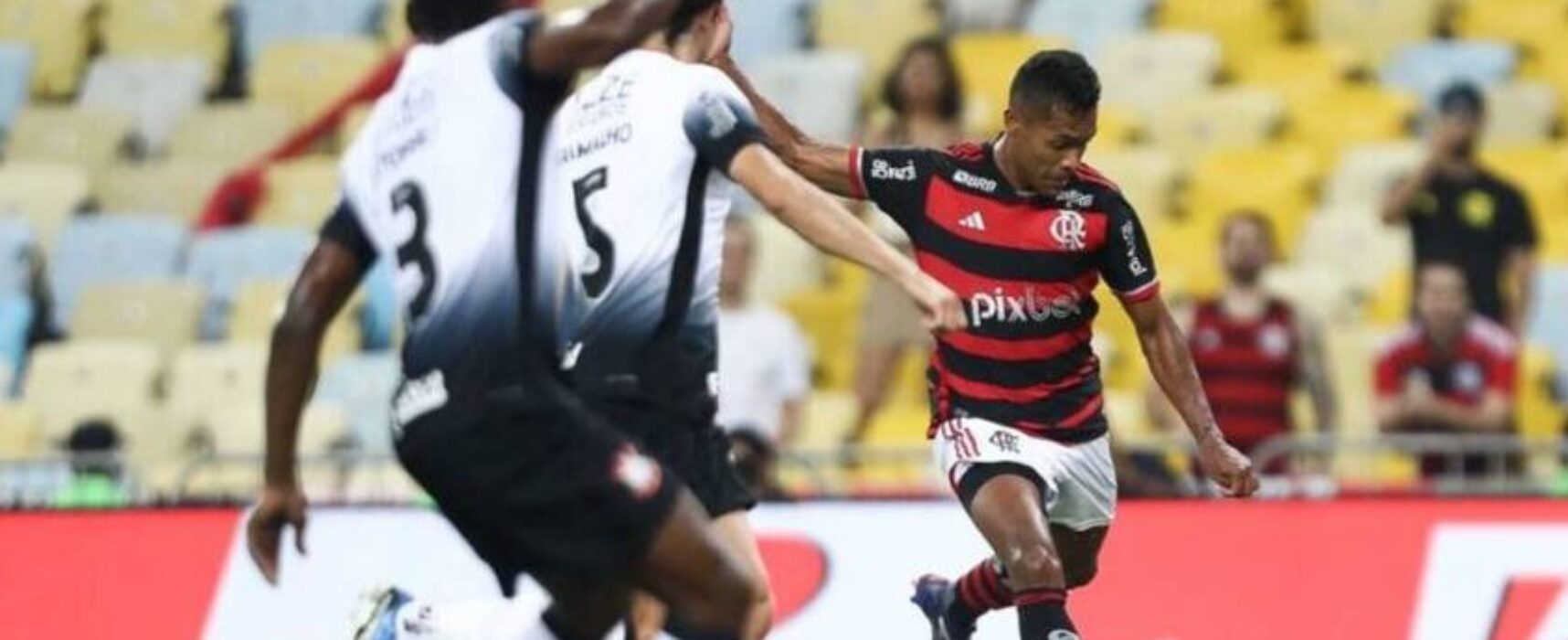 Flamengo vence Corinthians na estreia de Filipe Luís e sai na frente na Copa do Brasil