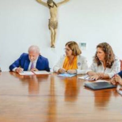 Lula sanciona lei que aumenta pena de feminicídio para até 40 anos