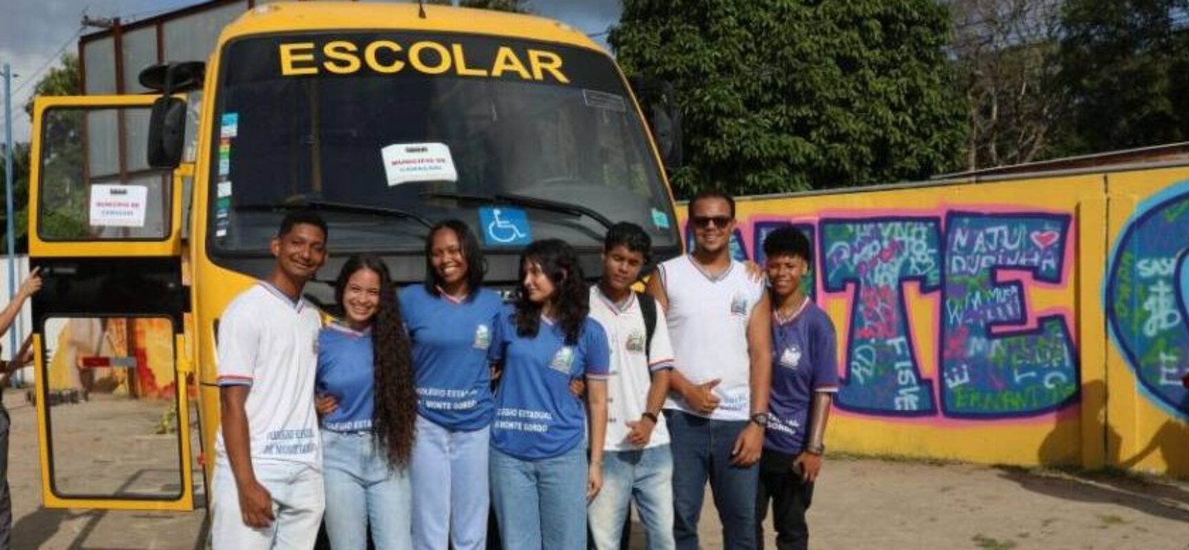Estado entrega novos ônibus escolares em Monte Gordo e Arembepe, no município de Camaçari